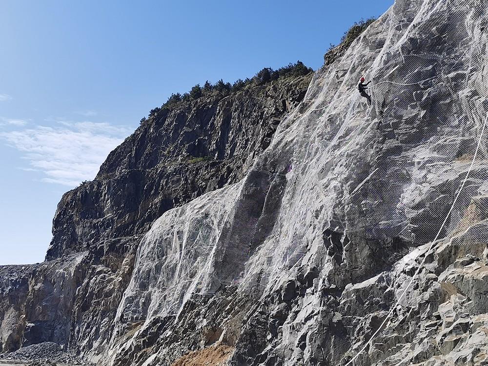 自動防護網(wǎng)鋪裝現(xiàn)場